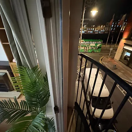 Ha Penny Bridge , Elegant Flat With Private Balcony, Liffey View And Kitchen, Shared Bathroom Alloggio in famiglia *