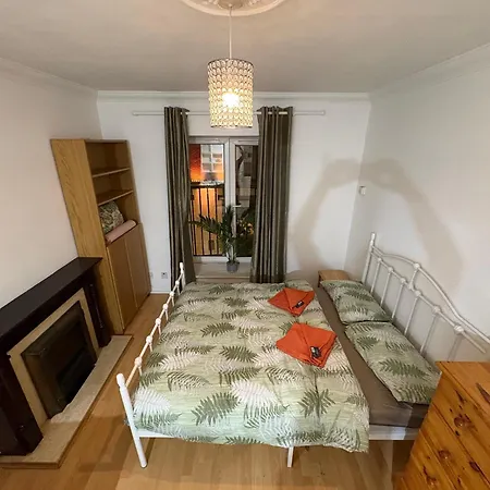 Alloggio in famiglia Ha Penny Bridge , Elegant Flat With Private Balcony, Liffey View And Kitchen, Shared Bathroom Dublino